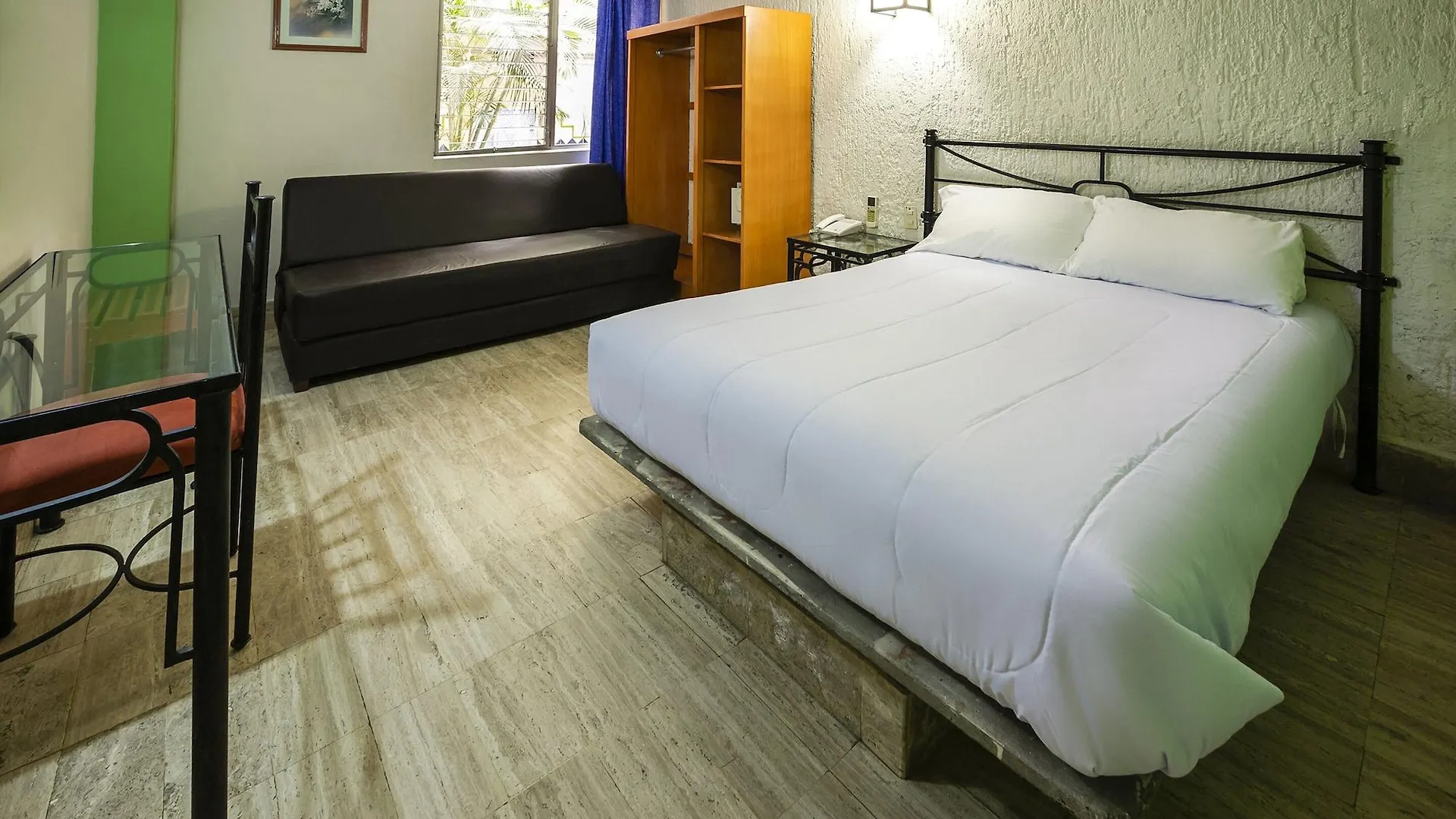 **  Hotel Arboledas Expo Guadalajara Mexikó